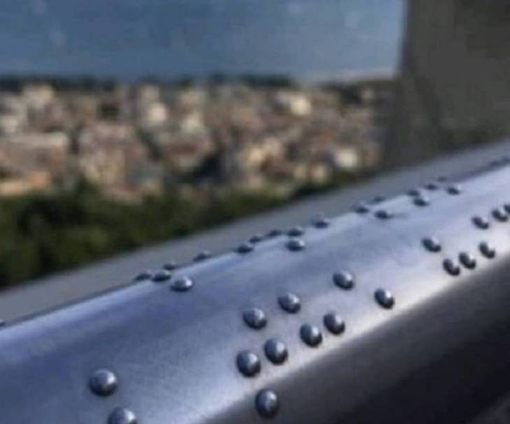 Hay un pasamanos en Nápoles que describe el paisaje en braille
