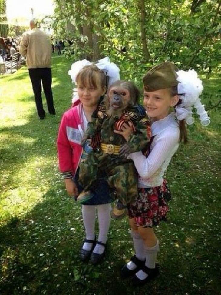 Divertidas Fotografías De La Vida Cotidiana En Rusia niñas con un mono vestido de militar