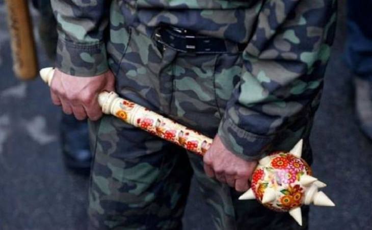 Divertidas Fotografías De La Vida Cotidiana En Rusia un militar sosteniendo un arma oriental