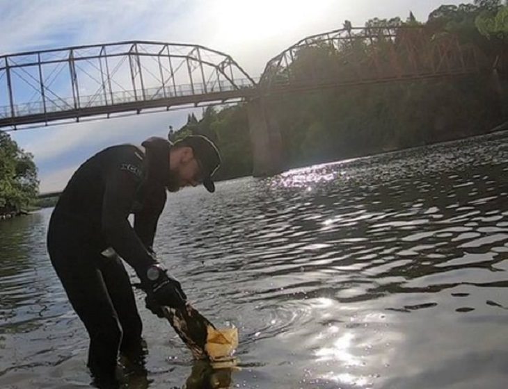 Este buzo encontró las cenizas de un extraño en el río mientras buceaba. Decidió esparcirlas en el agua como una señal de respeto