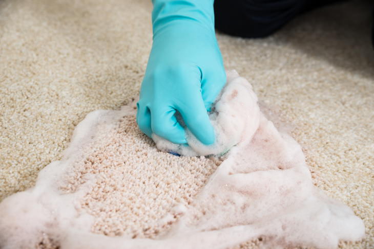  9. Sobre saturar las alfombras con jabón al limpiar
