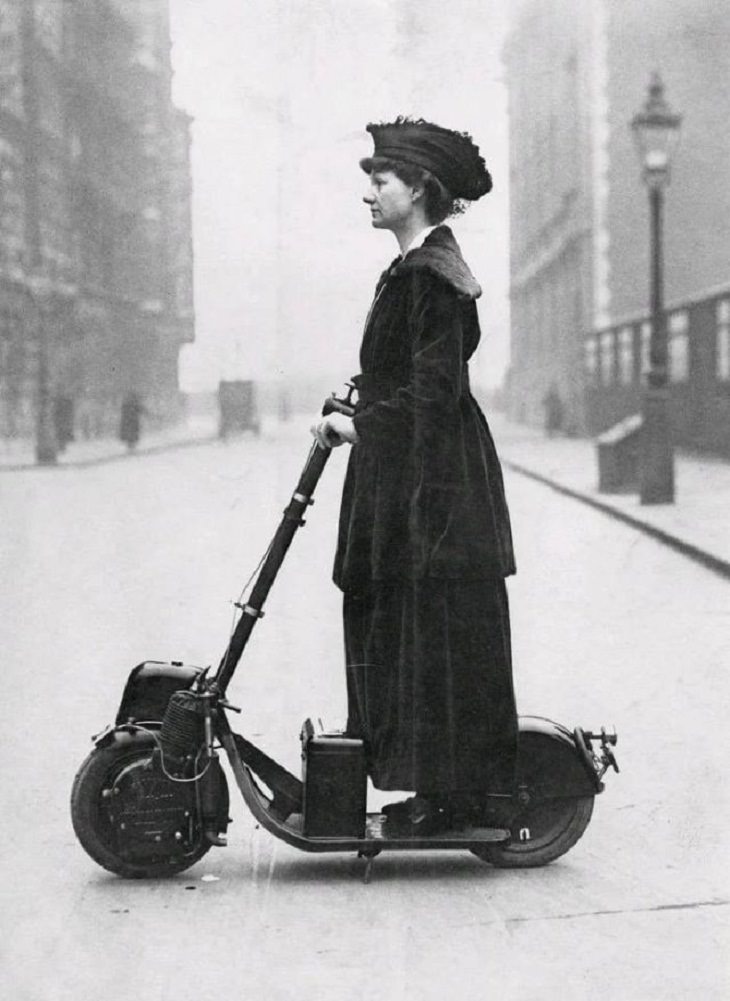Fotos antiguas Florence Norman, activista y sufragista británica, monta su motoneta en Londres, 1916