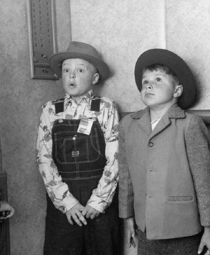 fotos antiguas Dos niños aguantan la respiración en su primer viaje en ascensor, 1948
