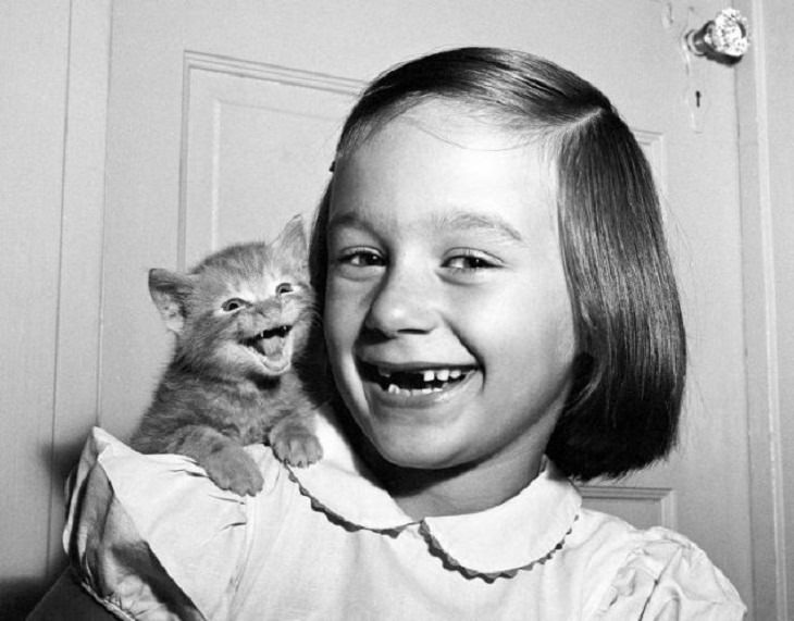 fotos antiguas Una famosa foto del notable fotógrafo Walter George Chandoha de su hija, Paula, posando con su gatita, 1955