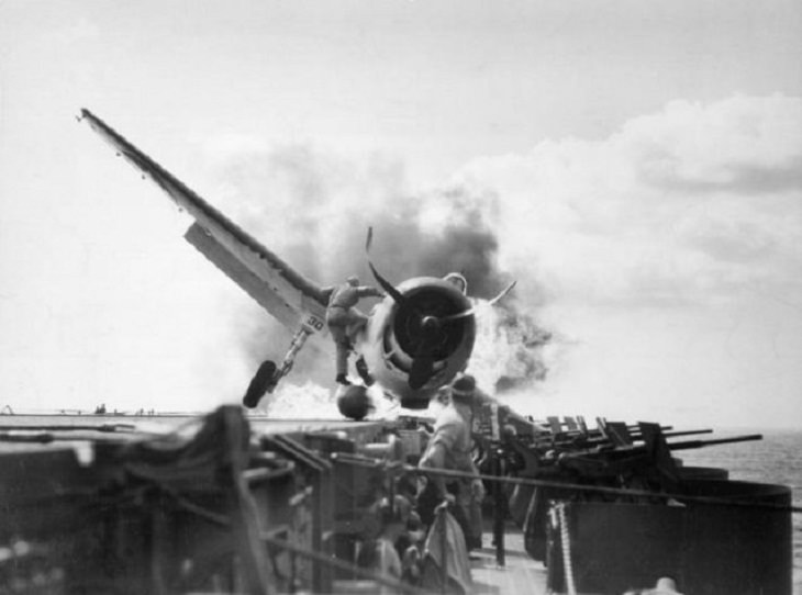 fotos antiguas El teniente Walter Chewning, oficial de catapulta de USS Enterprise, salta a un avión en llamas para salvar al piloto en 1943. Afortunadamente, ambos hombres sobrevivieron