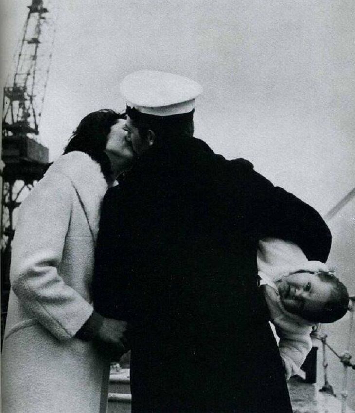 fotos antiguas Un marinero saluda a su familia por primera vez después de catorce meses en el mar en la década de 1940