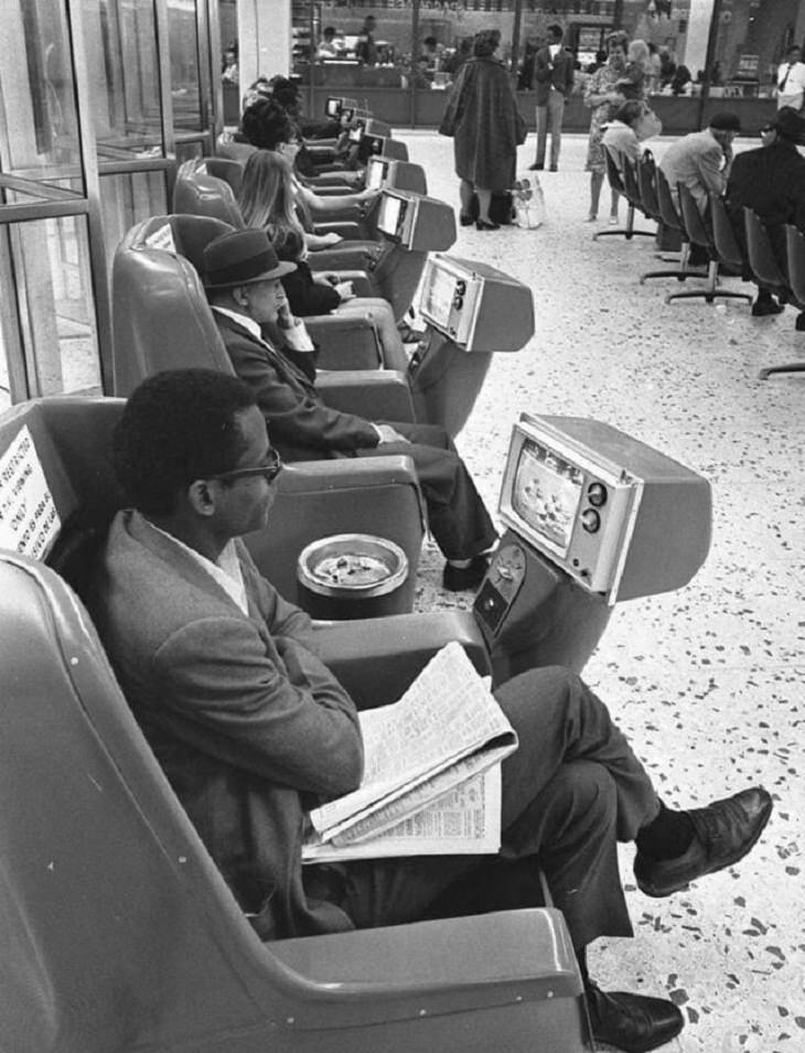 fotos antiguas Ceniceros y televisores que funcionaban con monedas en la terminal de autobuses Greyhound de Los Ángeles, 1969