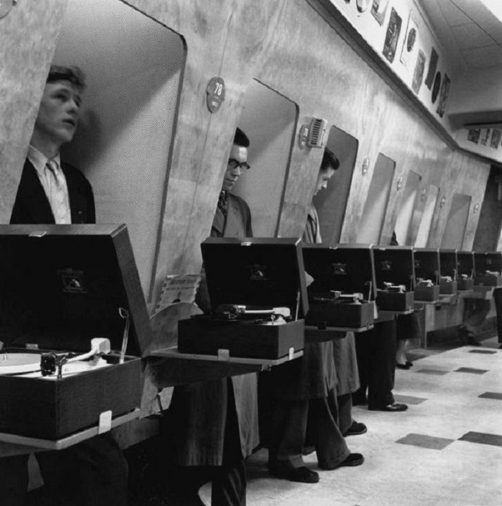 fotos antiguas Cabinas de escucha y grabación en una tienda HMV en Londres, 1954