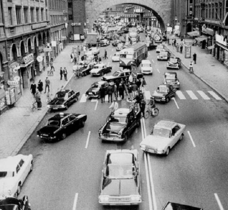 fotos antiguas 10. Caóticas escenas de tráfico desde el día en que Suecia cambió de conducir por la izquierda a conducir por la derecha, 1967