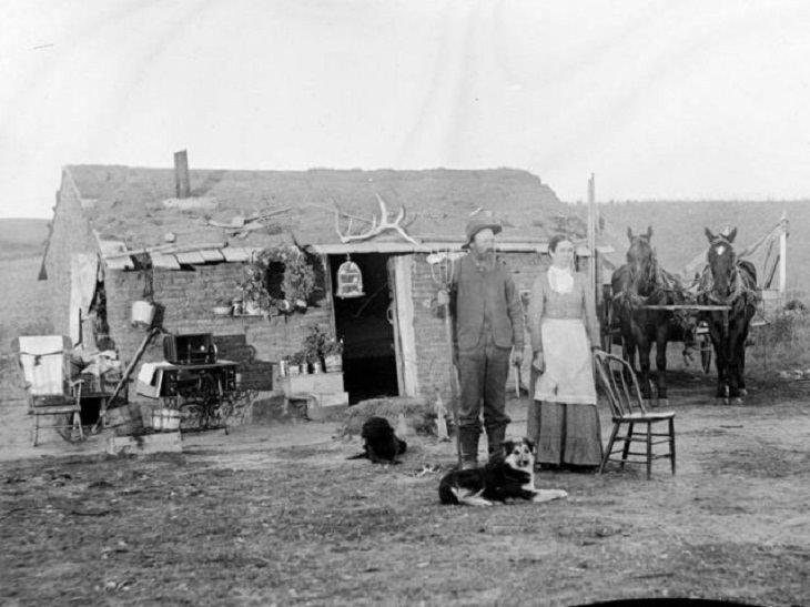 fotos antiguas 19. Una pareja casada se para frente a su encantadora casa en la pradera de Nebraska en el siglo XIX
