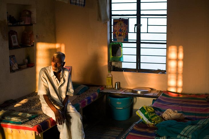 5 Excepcionales Diseños De Hogares De Ancianos Del Mundo Aldea de ancianos Tamaraikulam, distrito de Kudalur, India hombre en su habitación