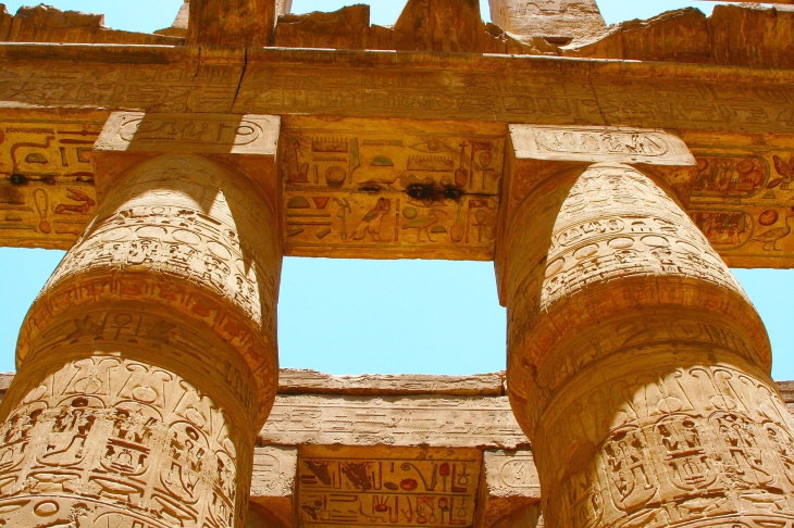 10 Hechos Históricos Fascinantes columna egipcia