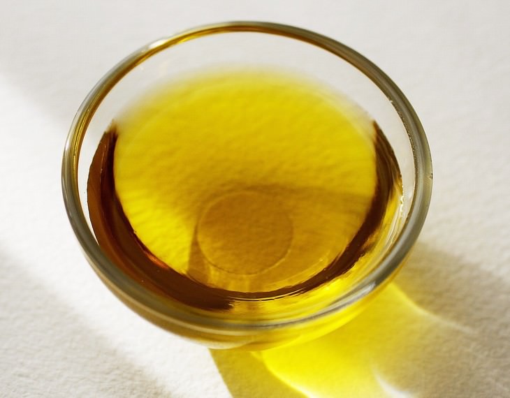 9. Usa aceite de bebé o aceite de oliva en lugar de loción corporal y una mascarilla para el cabello
