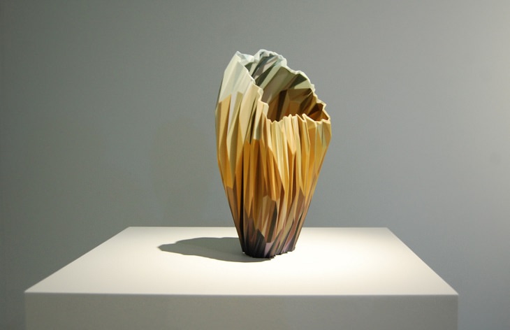 El Magnífico Arte En 3-D De Matthew Plummer Fernandez un jarrón de bronce, plata y oro