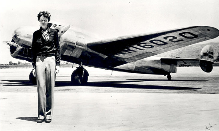 Amelia Earhart posando junto a su avión