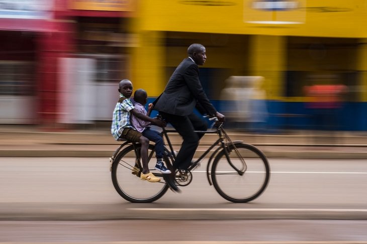 Fotos en movimiento "Corriendo a la escuela, Rwanda" por Benjamin Buckland (Suiza). Primer lugar, fotografía callejera