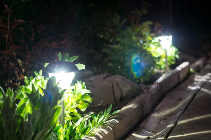 Mejoras Caseras Con Las Que Podrás Ahorrar Mucho Dinero Instala  luces solares en el jardín