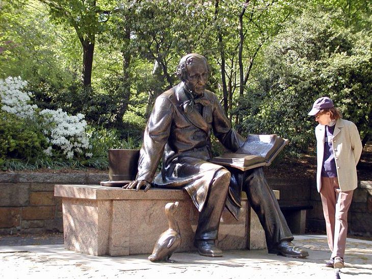 Interior del Central Park en Nueva York Estatua de Hans Christian Andersen