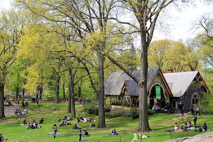 Interior del Central Park en Nueva York El Diario, uno de los parques de muchos centros de visitantes, ubicado al sur de la calle transversal de la calle 65