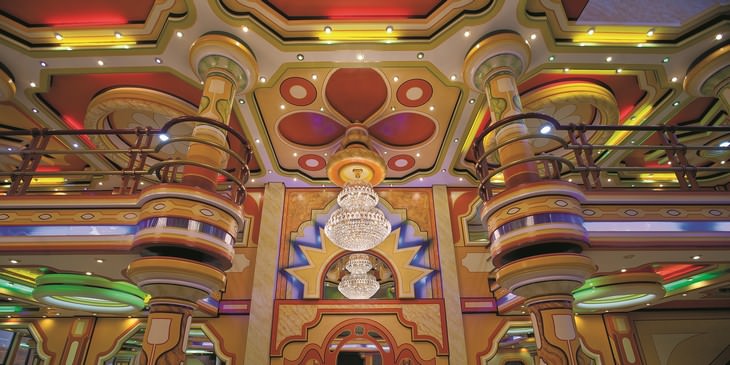 El Nuevo Estilo De Arquitectura Andina De Bolivia vista desde abajo de los candelabros 