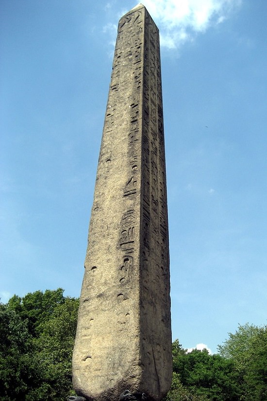 Interior del Central Park en Nueva York La aguja de Cleopatra (un obelisco egipcio), ubicada en la calle 82, al oeste del Museo Metropolitano de Arte.