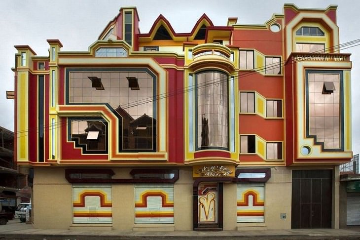 El Nuevo Estilo De Arquitectura Andina De Bolivia edificio de colores variados