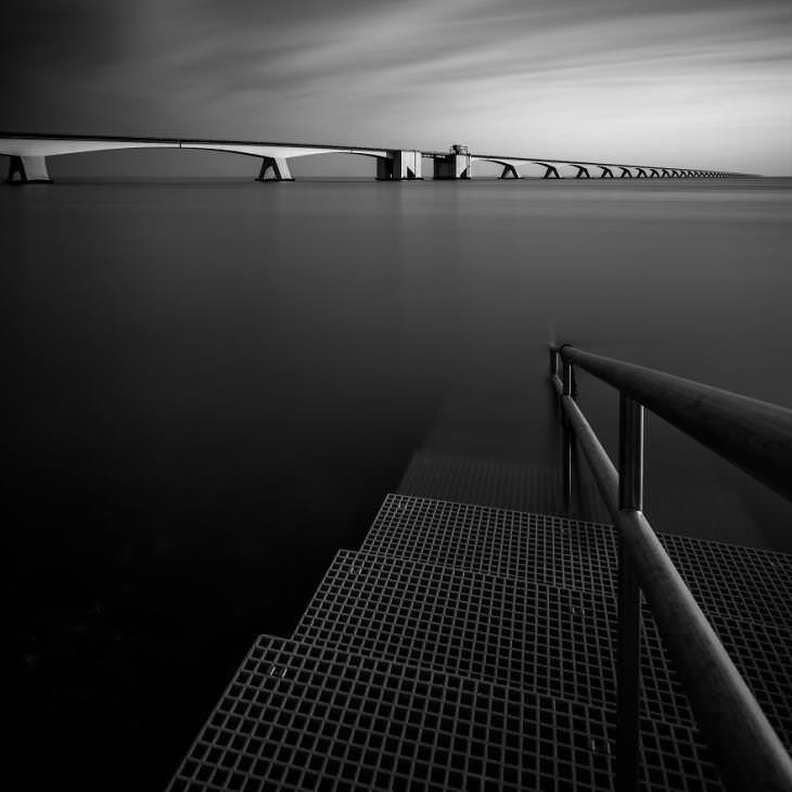  9. Una representación en blanco y negro del puente de Zelanda.