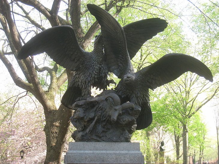 Interior del Central Park en Nueva York Águilas y presas, ubicadas en el eje central