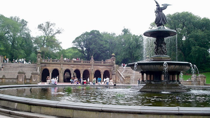 Interior del Central Park en Nueva York Terraza Bethesda (detrás) y fuente Bethesda, con la estatua del Ángel de las Aguas encima