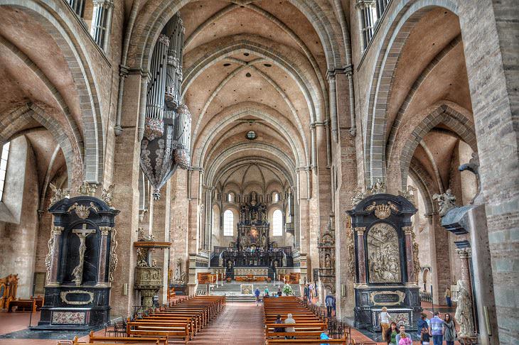 Un Recorrido Fotográfico Por Trier En Alemania interior de la catedral