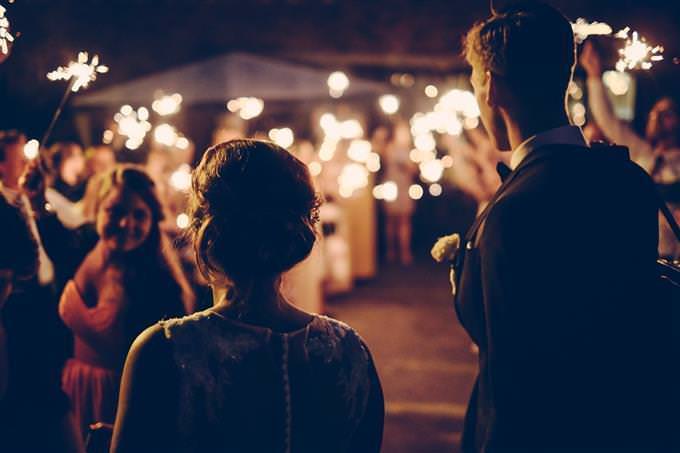 Una pareja entrando a un salón de bodas.