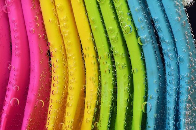 Test de personalidad: líneas de plástico coloreadas con gotas de agua.