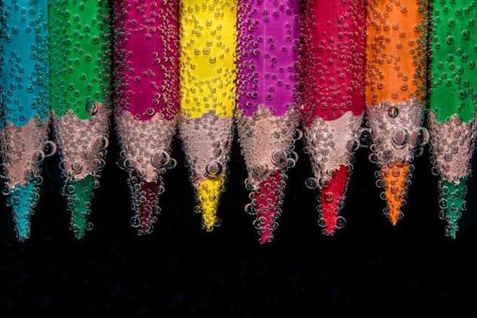 lápices de colores bajo el agua