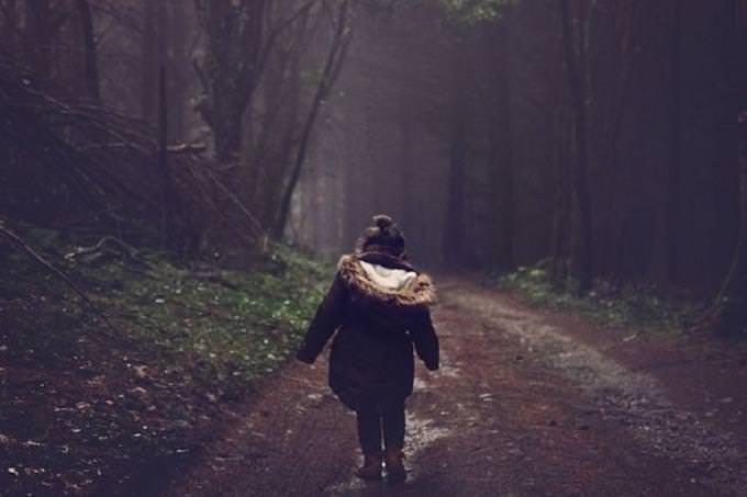 Chica caminando por bosque