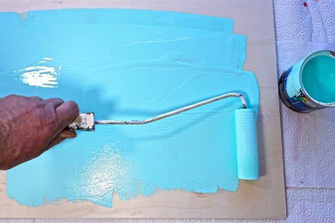 ponte a prueba: un hombre pintando color azul