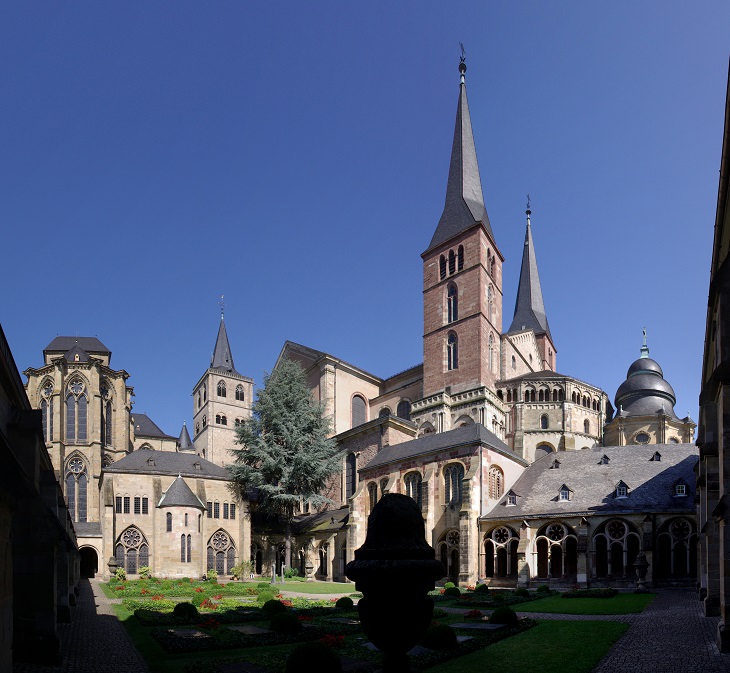 Un Recorrido Fotográfico Por Trier En Alemania catedral jardínes