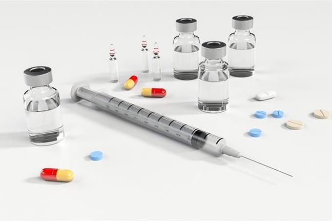 Trivia: syringe and pills