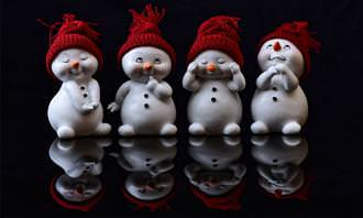 Find the difference: snow man dolls