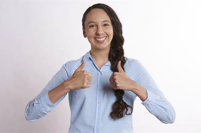 memory quiz: Woman giving two thumbs up