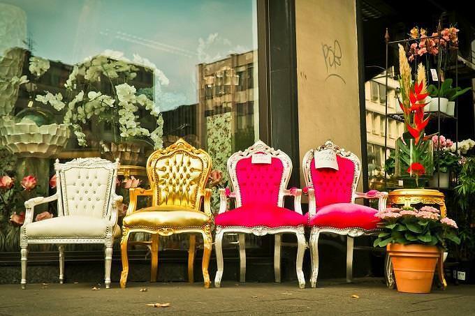 Prueba de personalidad: plantas en macetas y sillas en la entrada de una tienda
