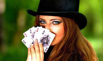 Find the differences: A woman with cards in her hand