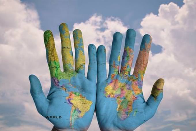 ponte a prueba: unas manos con un mapa del mundo en ellas