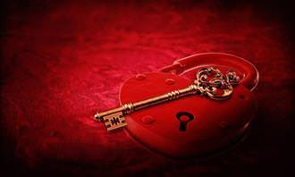 una llave en una caja de corazón
