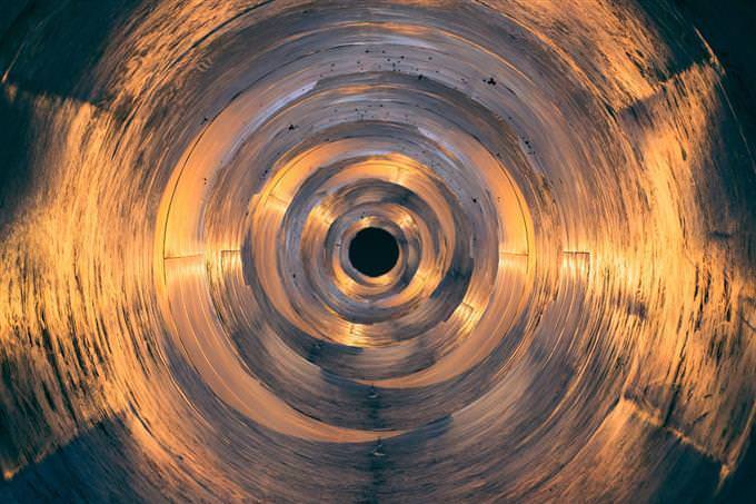 Un túnel / recinto iluminado en forma de tubo