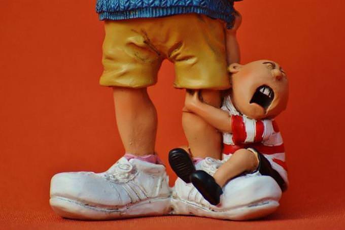 una muñeca en la pierna de un niño