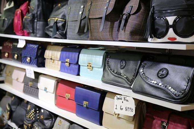 Bolsos de mujer en los estantes de una tienda.