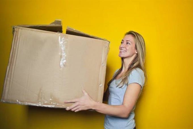 una mujer cargando una caja