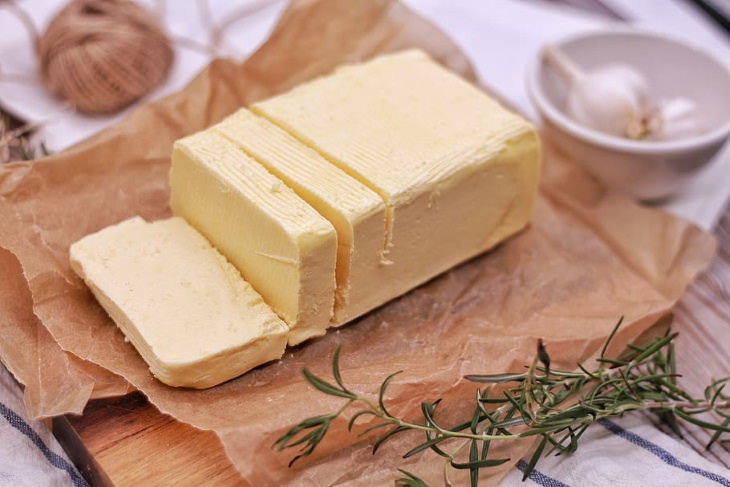 Mantequilla vs. Margarina, un bloque de mantequilla cortada a tacos