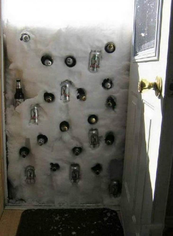 12 Grandiosas y Creativas Ideas Para Resolver Problemas Cotidianos botellas de cerveza en la nieve
