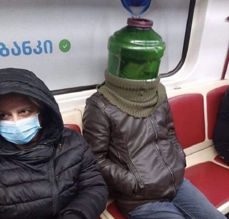 20 Creativas Formas De Protegerse Contra El Coronavirus hombre con garrafón en la cabeza en el metro